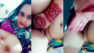 Indian girl Maahi apni boobs daba kar fingering karti hui