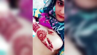 Indian girl Maahi apni boobs daba kar fingering karti hui