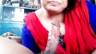 Bengali wife apne husband ko blowjob de rahi hai