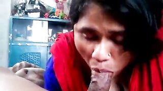 Bengali wife apne husband ko blowjob de rahi hai