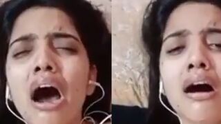 Live video call par chut mein pel daal rahi hai ladki