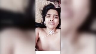 Live video call par chut mein pel daal rahi hai ladki