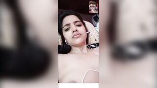 Live video call par chut mein pel daal rahi hai ladki