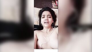 Live video call par chut mein pel daal rahi hai ladki