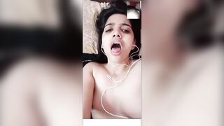 Live video call par chut mein pel daal rahi hai ladki