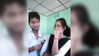 Classroom mein girlfriend ki boobs dabane ki video