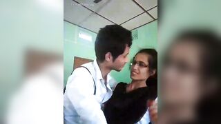 Classroom mein girlfriend ki boobs dabane ki video