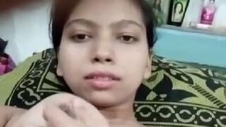 Cute girl apni boobs daba kar chut gaand dikhati hui