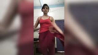 Cute girl apni boobs daba kar chut gaand dikhati hui