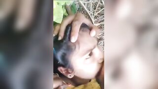 Gaaon ki chhinal ladki ki chudai khet mein