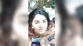 Jungle mein blowjob deti hui college girl