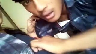 Bengali gf ki boobs daba kar chus raha ladka