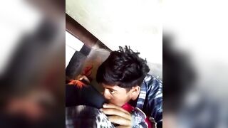 Bengali gf ki boobs daba kar chus raha ladka