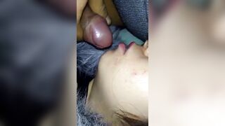 Muth maar kar gf ke lips par cum giraya bf ne