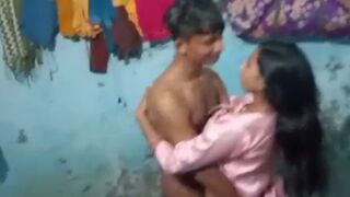 Village wife apne husband ke sath mein sex kar rahi hai