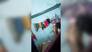 Village wife apne husband ke sath mein sex kar rahi hai